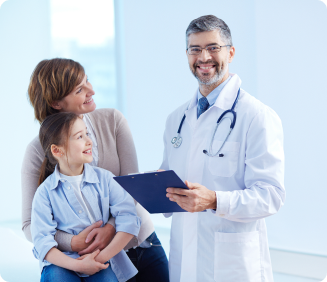 imagem de medico sorrindo ao lado de uma paciente mulher e seu filho